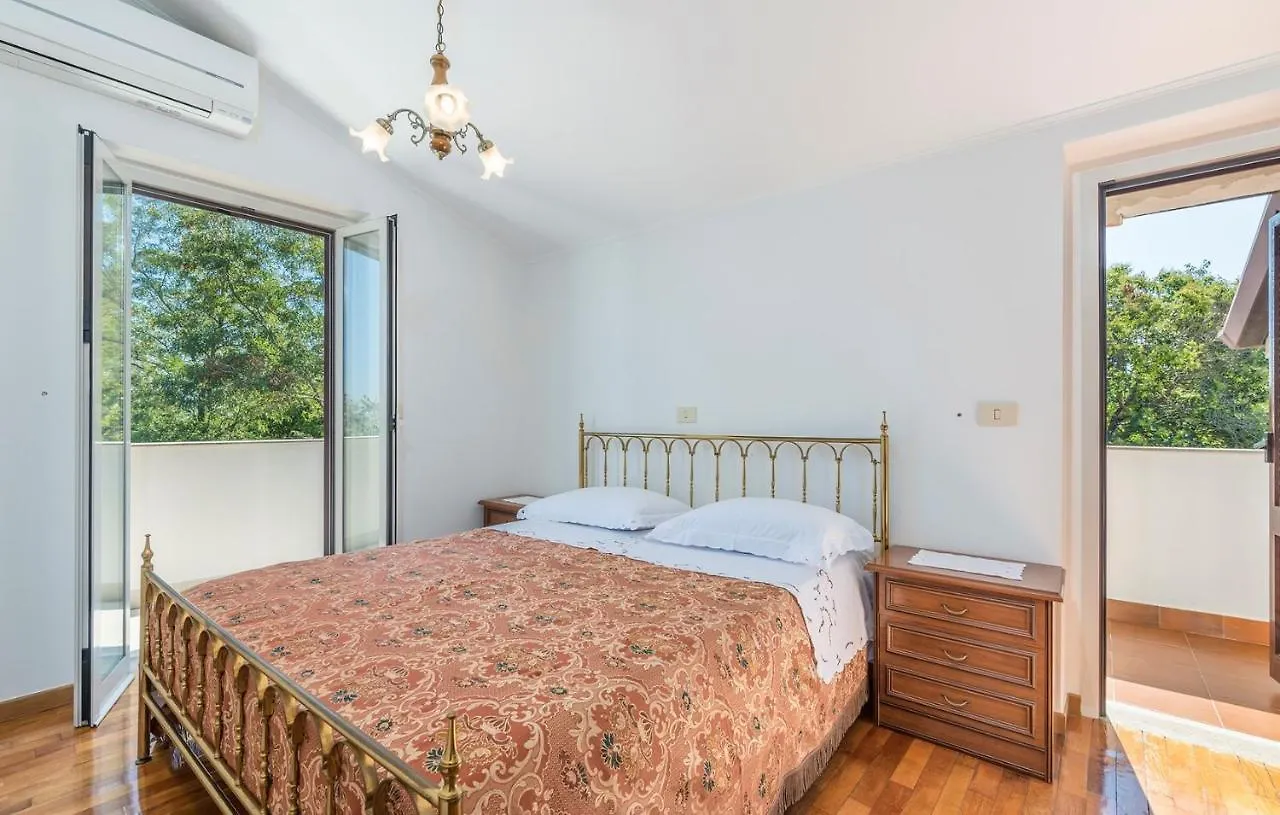 Holiday House Desy Tar Tar-Vabriga