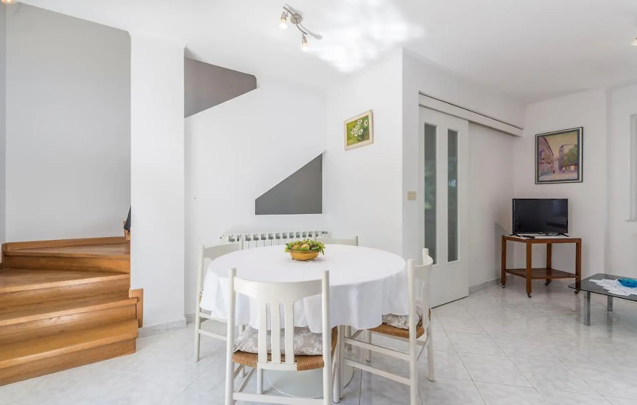 Holiday House Desy Tar Tar-Vabriga Holiday home