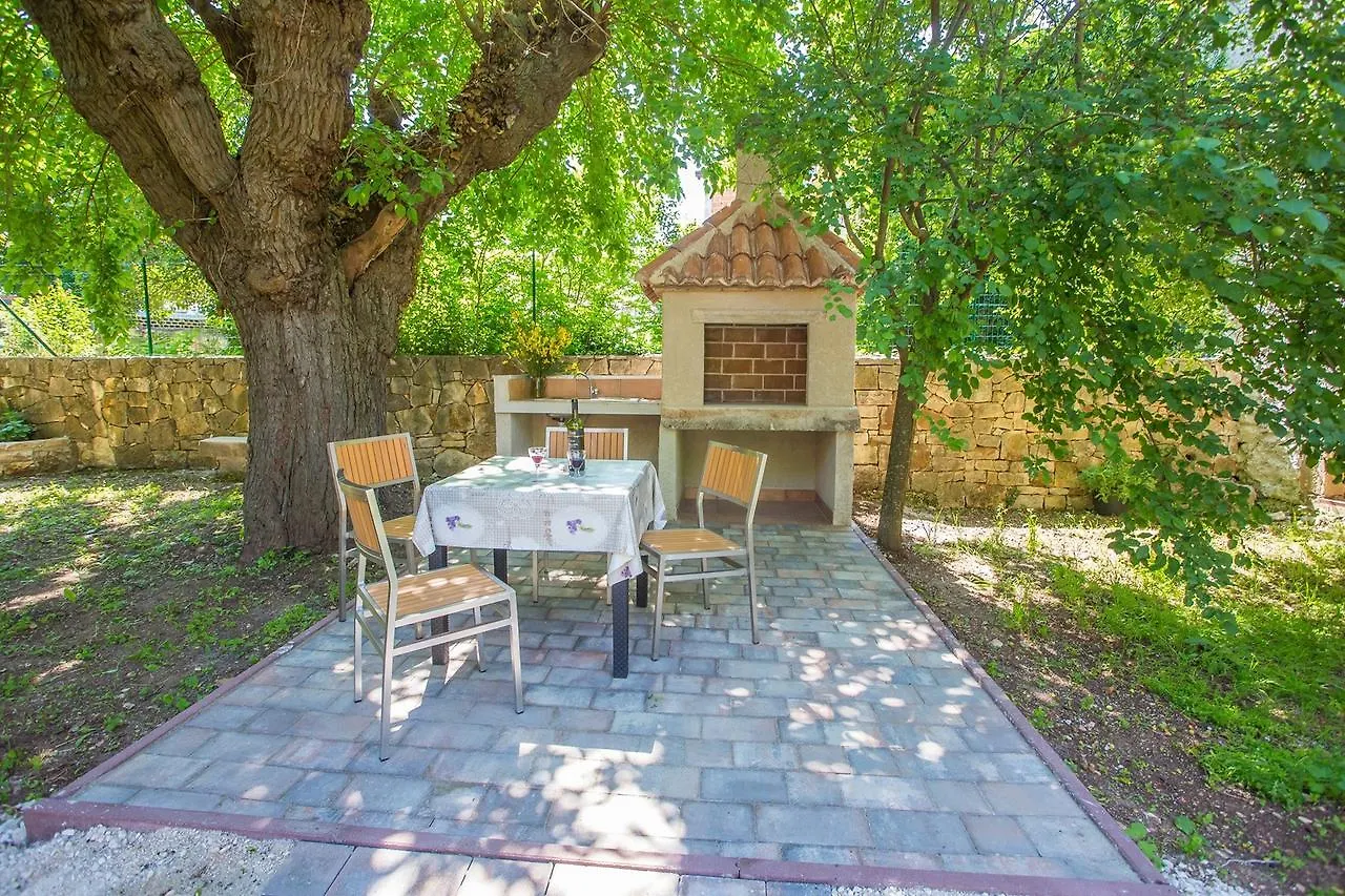 Holiday House Desy Tar Tar-Vabriga Holiday home