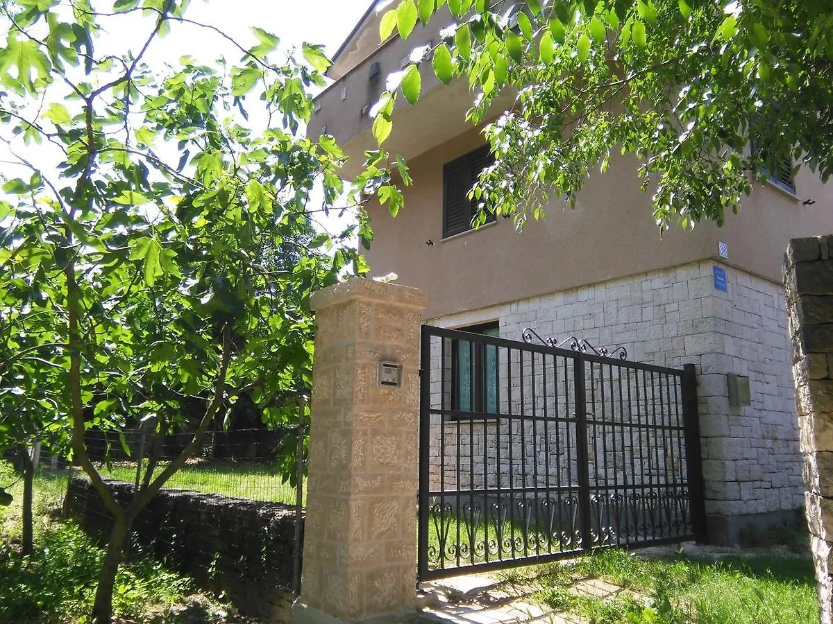Holiday House Desy Tar Tar-Vabriga 0*,